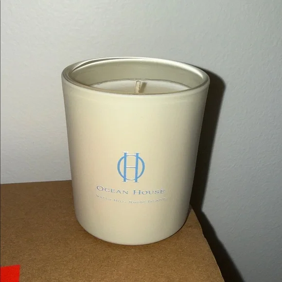 Ocean House Scented Candle with Wooden Lid - Cream - Picture 3 of 6